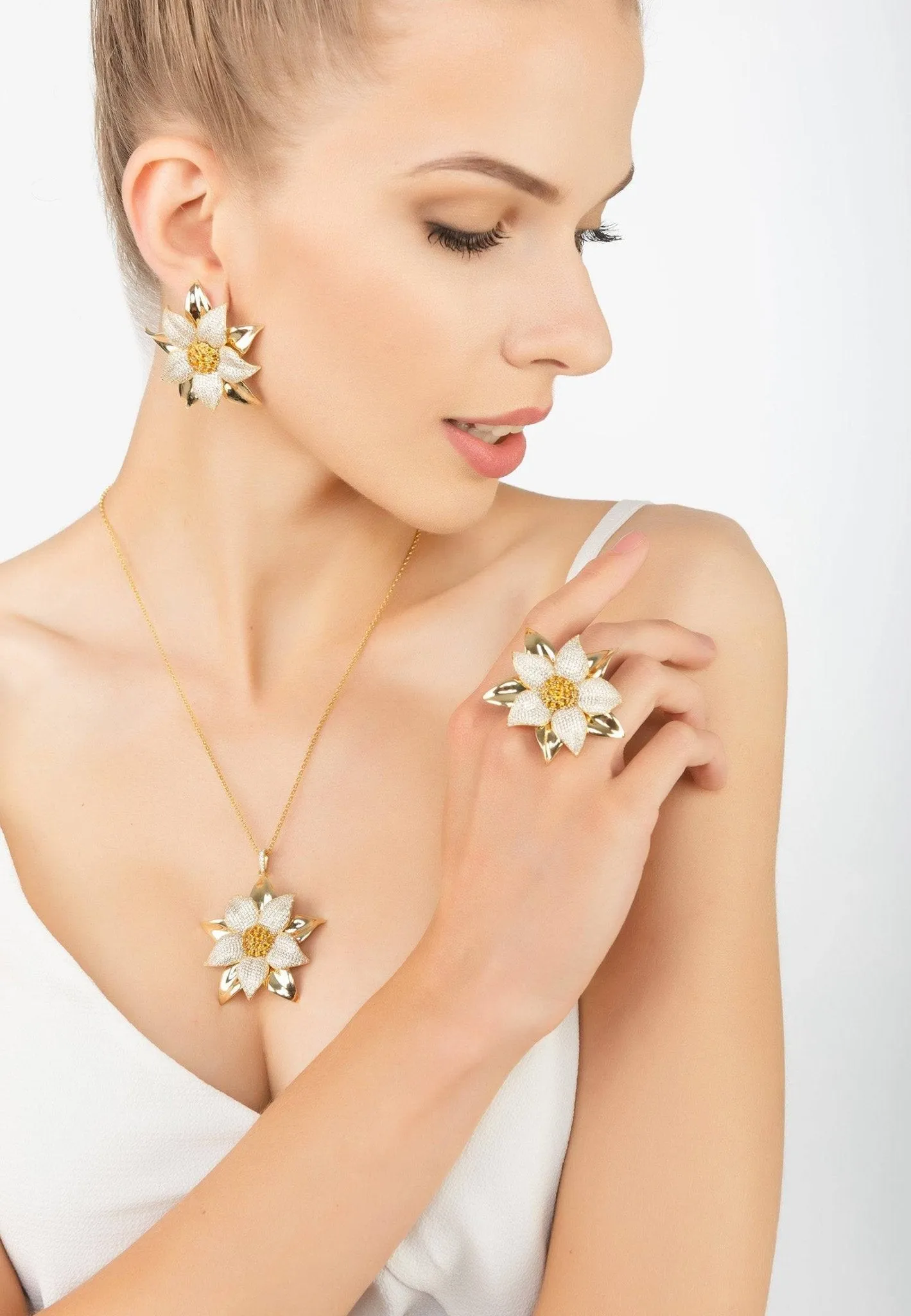 Daisy Flower Necklace Gold