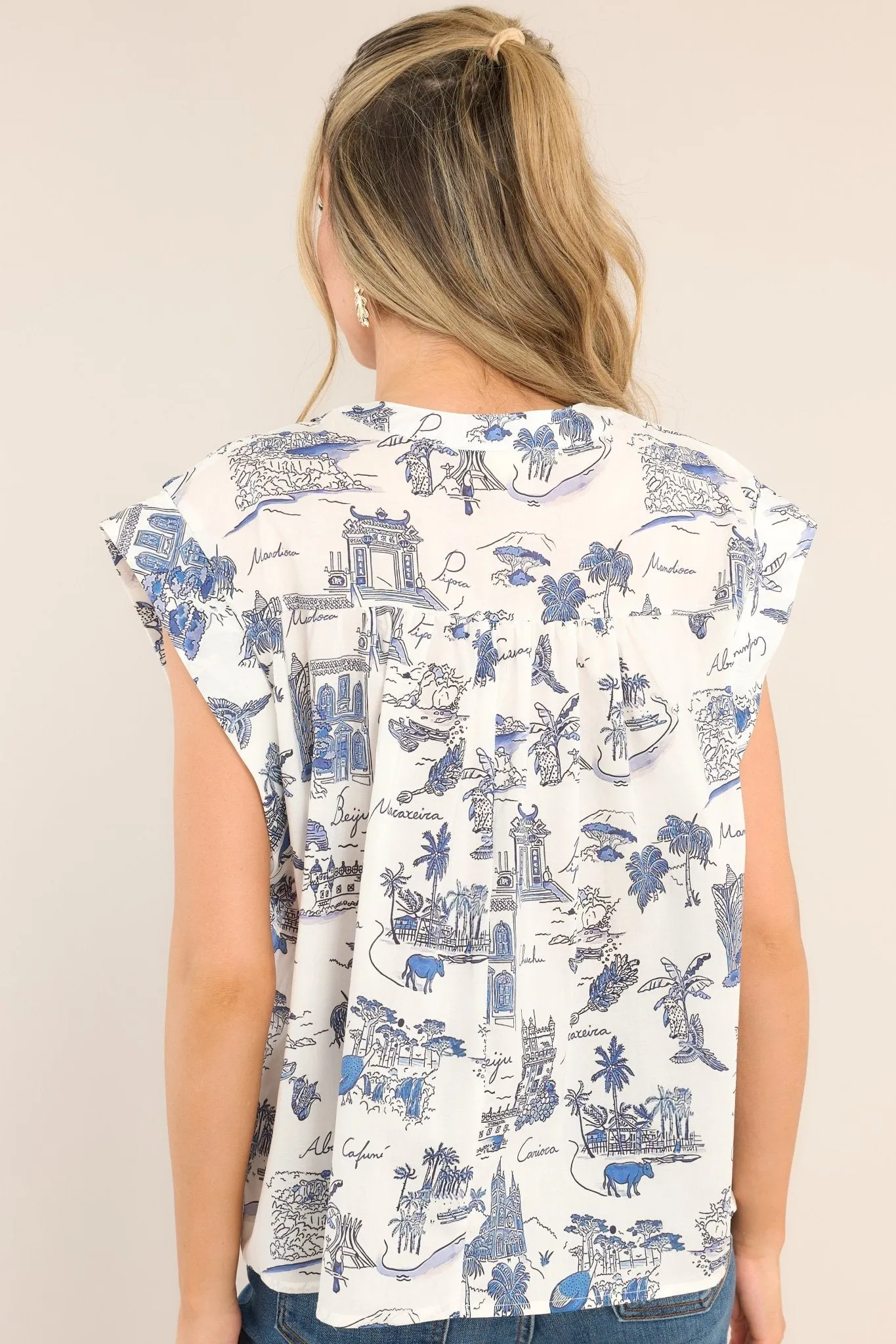 Everyday Smiles Blue & White Tropical Print Top