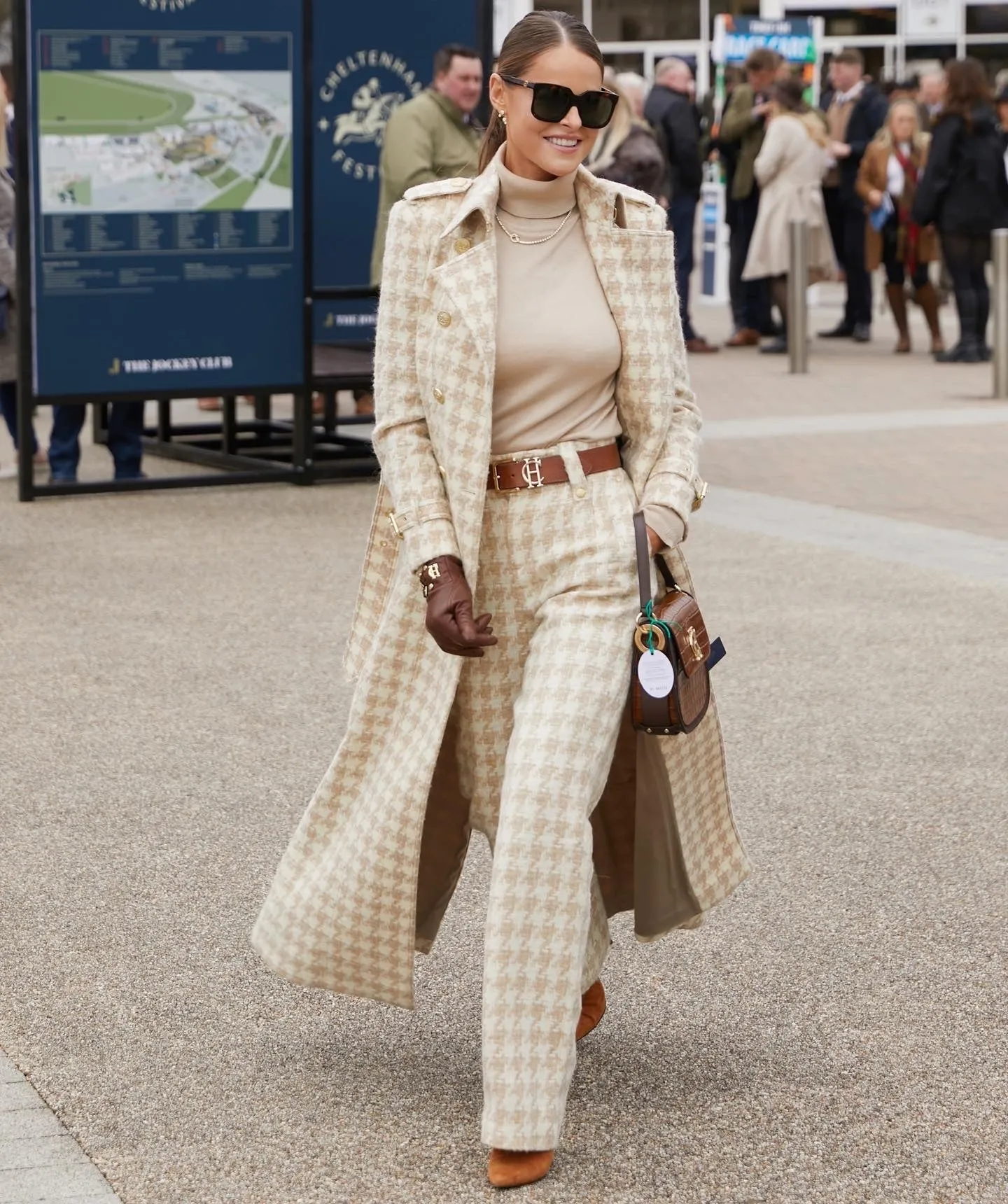 Jade's Camel Houndstooth Look (Camel Houndstooth)