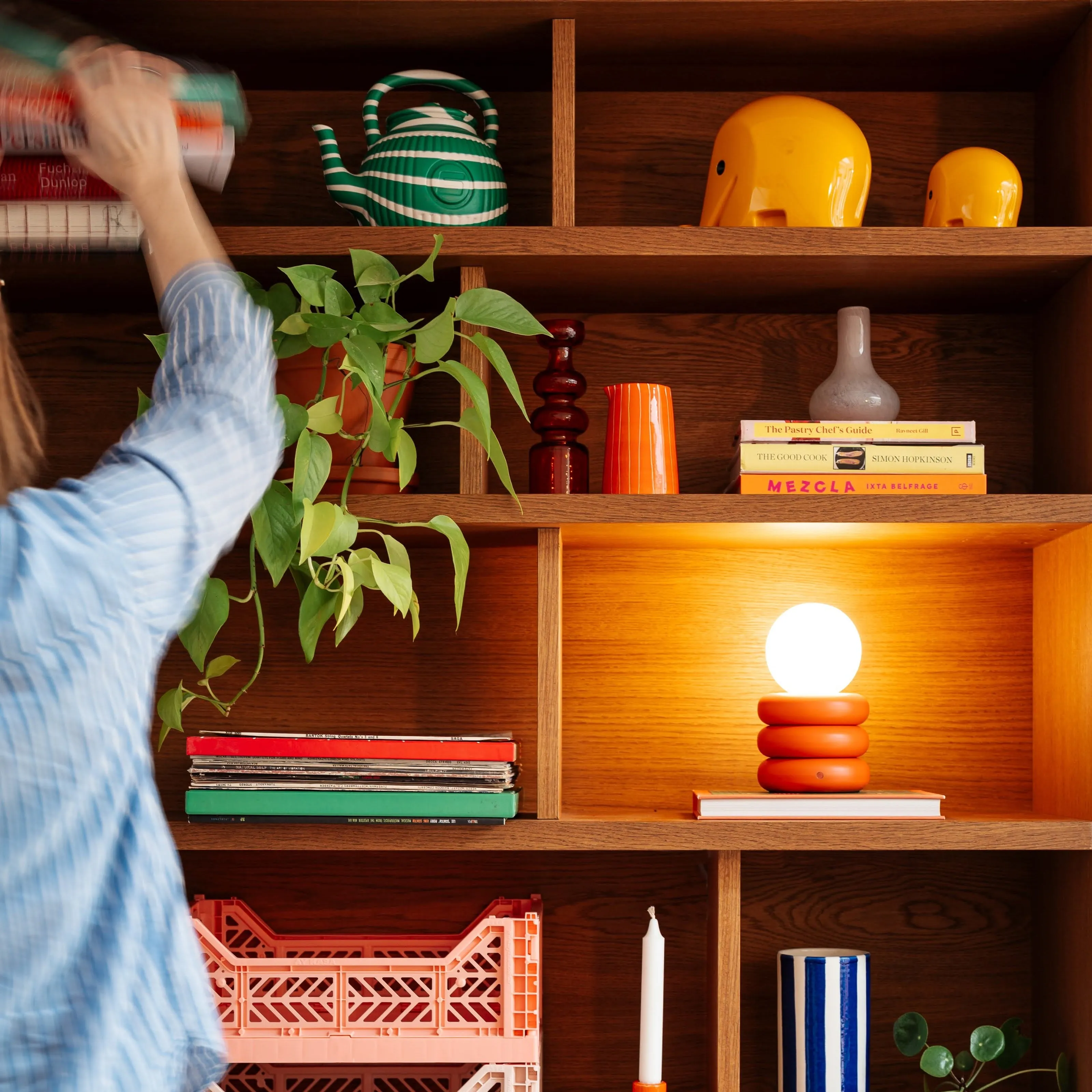 Peel orange tube cordless table lamp